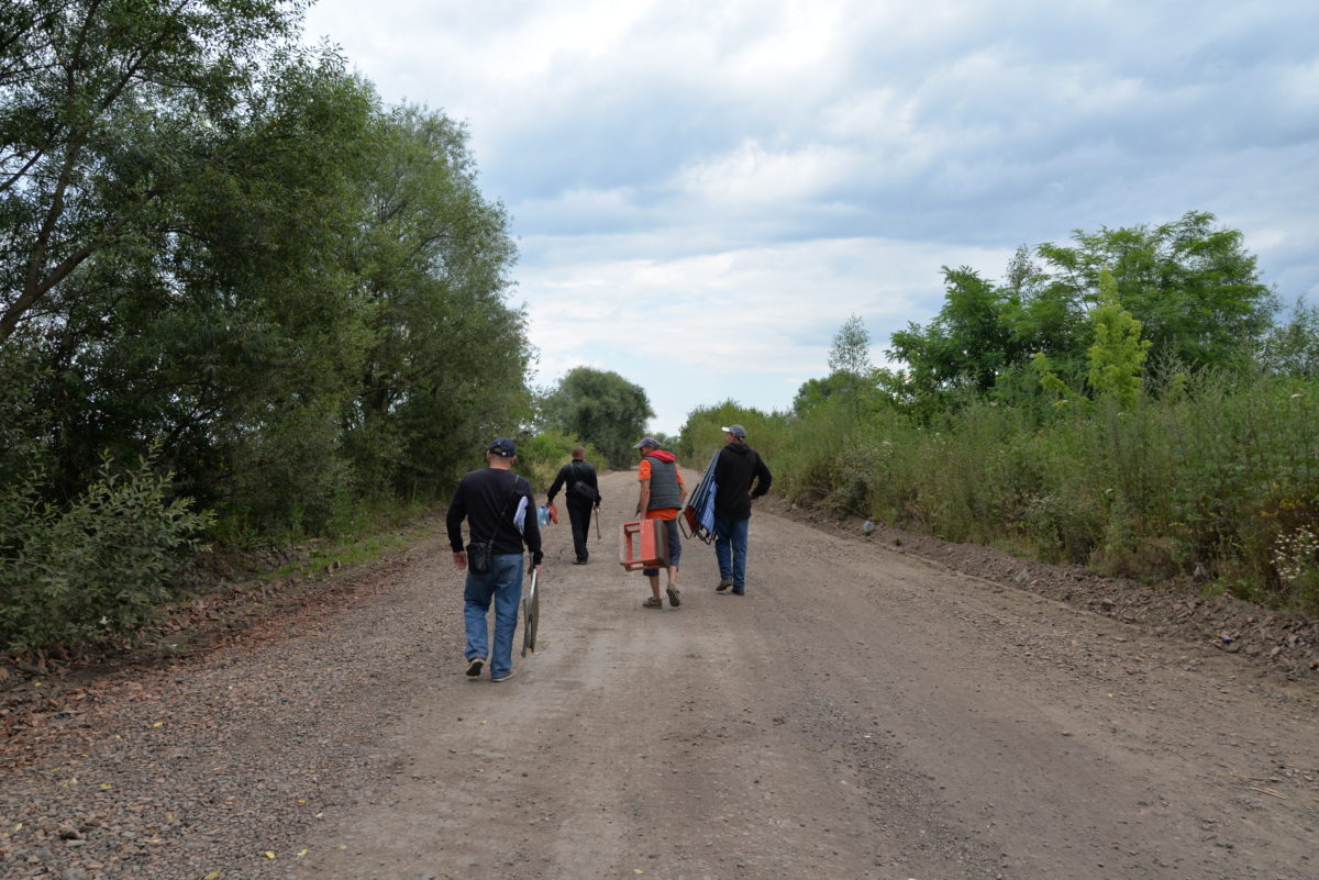 Біля в'їзду до сміттєзвалища постійно чергують чоловіки, змінюючи один одного кожні 12 годин.