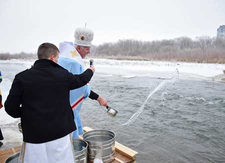 На річці Бистриця Надвірнянська в Івано-Франківську освятили воду На річці Бистриця Надвірнянська в Івано-Франківську освятили воду