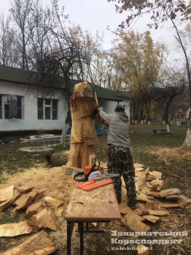 На Закарпатті кращі різьбярі створюють унікальну алею: опубліковано ФОТО На Закарпатті кращі різьбярі створюють унікальну алею: опубліковано ФОТО