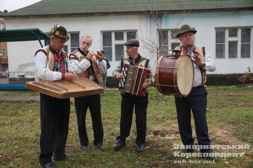На Закарпатті кращі різьбярі створюють унікальну алею: опубліковано ФОТО На Закарпатті кращі різьбярі створюють унікальну алею: опубліковано ФОТО