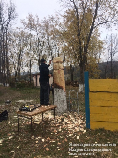 На Закарпатті кращі різьбярі створюють унікальну алею: опубліковано ФОТО На Закарпатті кращі різьбярі створюють унікальну алею: опубліковано ФОТО