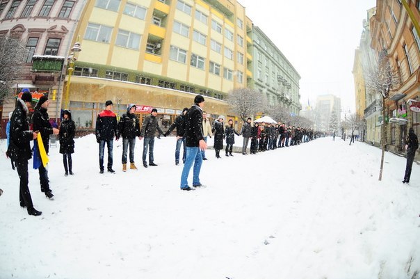 В неділю, 22-січня, в Івано-Франківську на Вічевому майдані до Дня Соборності молодь почала формувати живий ланцюг. В неділю, 22-січня, в Івано-Франківську на Вічевому майдані до Дня Соборності молодь почала формувати живий ланцюг.