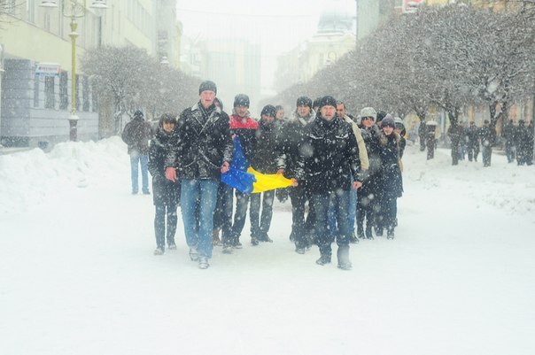В неділю, 22-січня, в Івано-Франківську на Вічевому майдані до Дня Соборності молодь почала формувати живий ланцюг. В неділю, 22-січня, в Івано-Франківську на Вічевому майдані до Дня Соборності молодь почала формувати живий ланцюг.