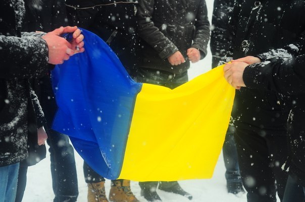 В неділю, 22-січня, в Івано-Франківську на Вічевому майдані до Дня Соборності молодь почала формувати живий ланцюг. В неділю, 22-січня, в Івано-Франківську на Вічевому майдані до Дня Соборності молодь почала формувати живий ланцюг.