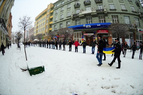 В неділю, 22-січня, в Івано-Франківську на Вічевому майдані до Дня Соборності молодь почала формувати живий ланцюг. В неділю, 22-січня, в Івано-Франківську на Вічевому майдані до Дня Соборності молодь почала формувати живий ланцюг.
