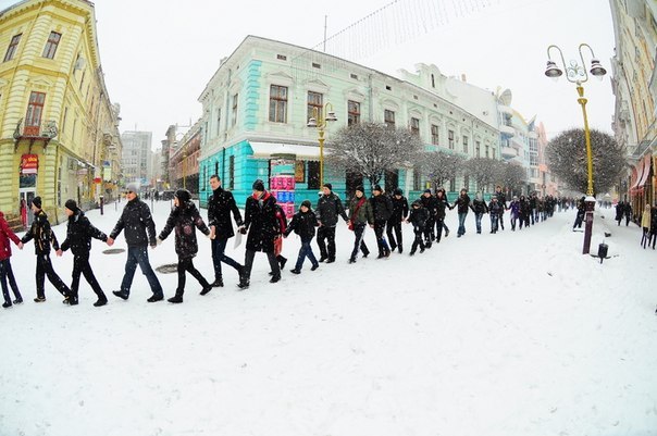 В неділю, 22-січня, в Івано-Франківську на Вічевому майдані до Дня Соборності молодь почала формувати живий ланцюг. В неділю, 22-січня, в Івано-Франківську на Вічевому майдані до Дня Соборності молодь почала формувати живий ланцюг.