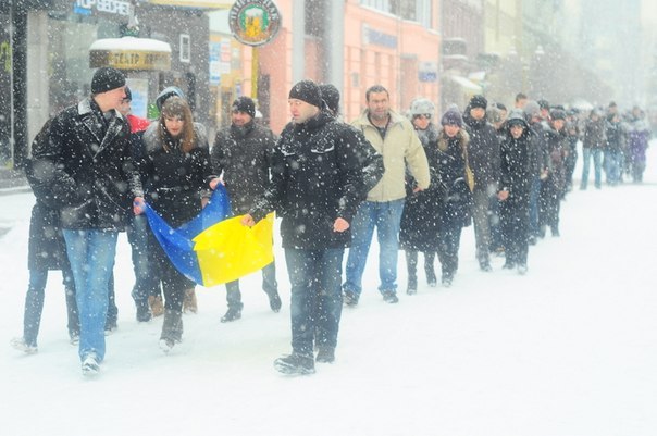 В неділю, 22-січня, в Івано-Франківську на Вічевому майдані до Дня Соборності молодь почала формувати живий ланцюг. В неділю, 22-січня, в Івано-Франківську на Вічевому майдані до Дня Соборності молодь почала формувати живий ланцюг.