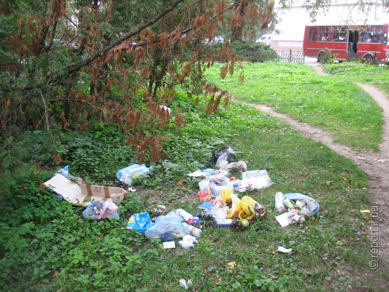 Бомжі облаштували халабуду в парку воїнів-інтернаціоналістів
