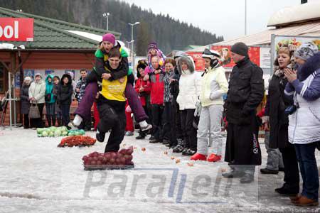 Кияни перемогли у Другому всеукраїнському чемпіонаті з подолання перешкод із жінкою на шиї Кияни перемогли у Другому всеукраїнському чемпіонаті з подолання перешкод із жінкою на шиї