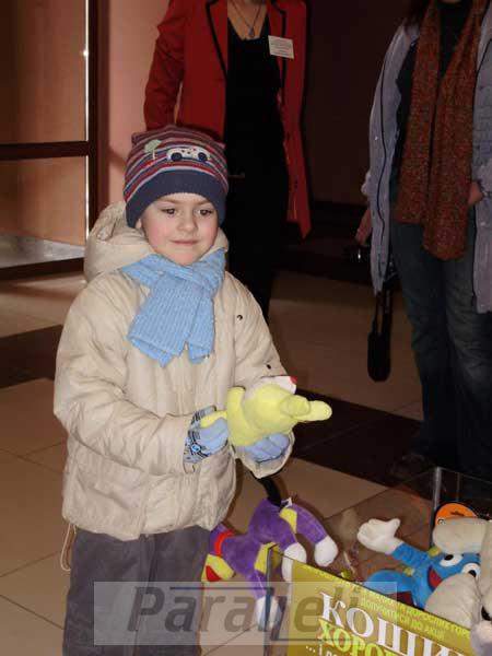 В Івано-Франківську наповнили "Кошик хоробрості" іграшками