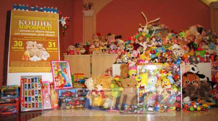 В Івано-Франківську наповнили "Кошик хоробрості" іграшками