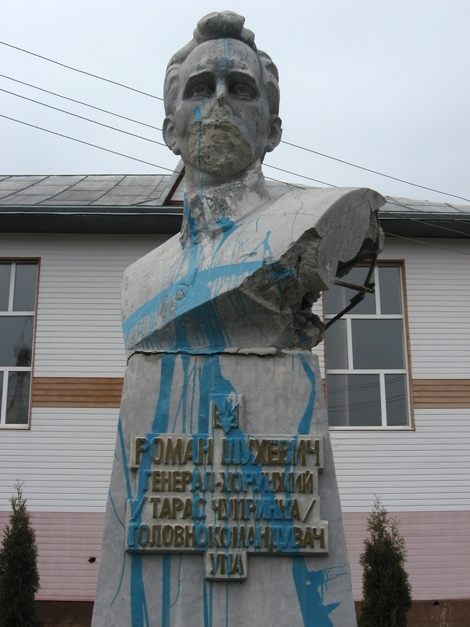 На Прикарпатті вандали зруйнували пам’ятник Романові Шухевичу На Прикарпатті вандали зруйнували пам’ятник Романові Шухевичу