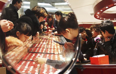 Когда европейцы отдают своё золото, азиаты его скупают