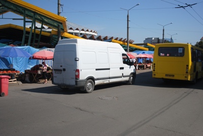 ... як, власне, і водієві цього білого буса