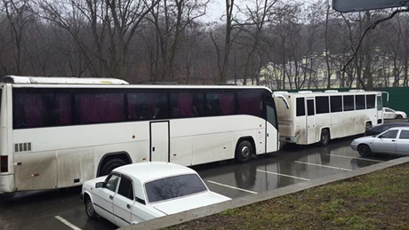 Прочан під Межигірям зустріли правоохоронці і не хотіли пускати до Дзвінкової Криниці. Фото Азада Сафарова