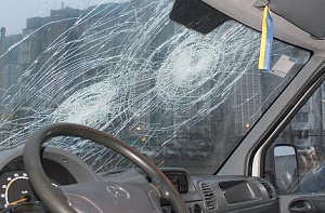 В автобусі з коломийськими мітингувальниками розбили лобове скло В автобусі з коломийськими мітингувальниками розбили лобове скло