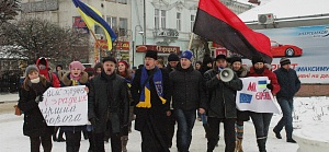 ТИСЯЧА КОЛОМИЯН ПІКЕТУЮТЬ КАЗНАЧЕЙСТВО, АВТОПАРК ТА МІЛІЦІЮ. ДО НИХ НІХТО НЕ ВИХОДИТЬ (ФОТОРЕПОРТАЖ)