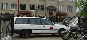 У Коломиї пікетують РДА через нового керівника. &laquo;Правий сектор&raquo; зносить шини (фоторепортаж)