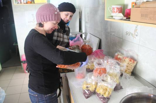Прикарпатці відправили у зону АТО сухі борщі Прикарпатці відправили у зону АТО сухі борщі