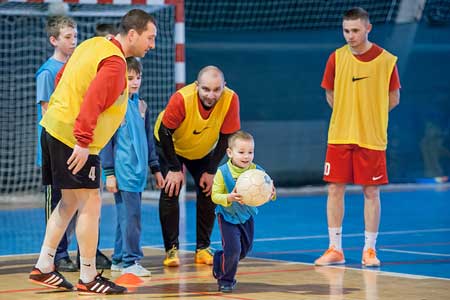 Гравці "Урагану" зустрілися із дітьми бійців АТО Гравці "Урагану" зустрілися із дітьми бійців АТО