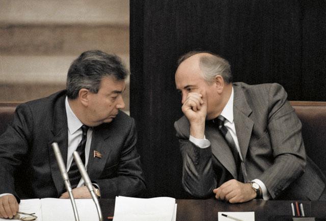 горбачев примаков.jpg