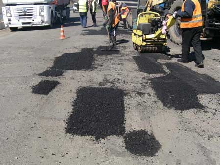 Дорожники продовжують ліквідовувати ямковість на дорогах Прикарпаття