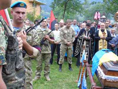 Прикарпатці провели в останню путь загиблого в АТО краянина Прикарпатці провели в останню путь загиблого в АТО краянина