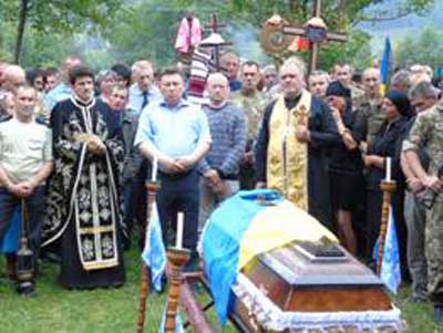 Прикарпатці провели в останню путь загиблого в АТО краянина Прикарпатці провели в останню путь загиблого в АТО краянина