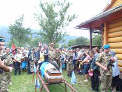 Прикарпатці провели в останню путь загиблого в АТО краянина Прикарпатці провели в останню путь загиблого в АТО краянина