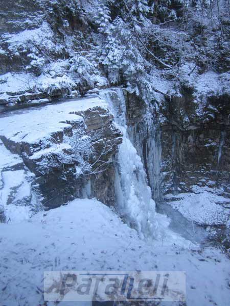 Манявський водоспад замерз через сильні морози