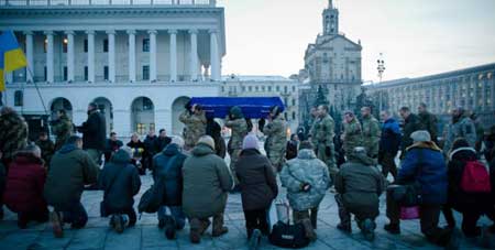 Сотні людей навколішки попрощалися із бійцем 