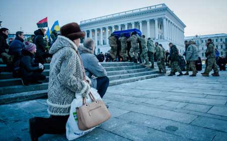 Сотні людей навколішки попрощалися із бійцем 