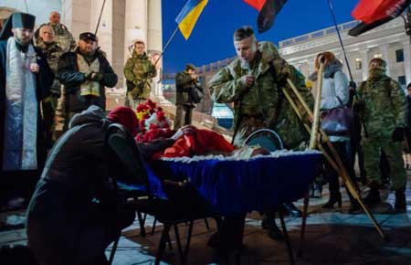 Сотні людей навколішки попрощалися із бійцем 