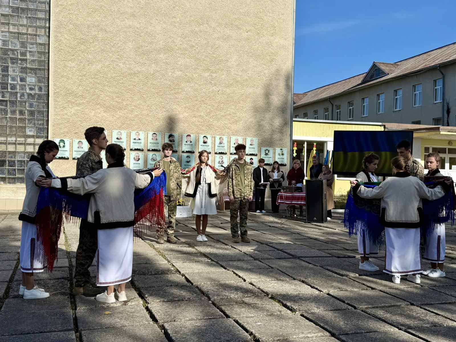 вистава учнів на подвір'ї ліцею