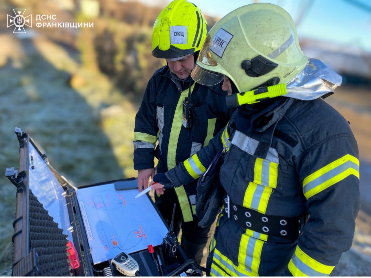 рятувальники ліквідовують ворожу атаку