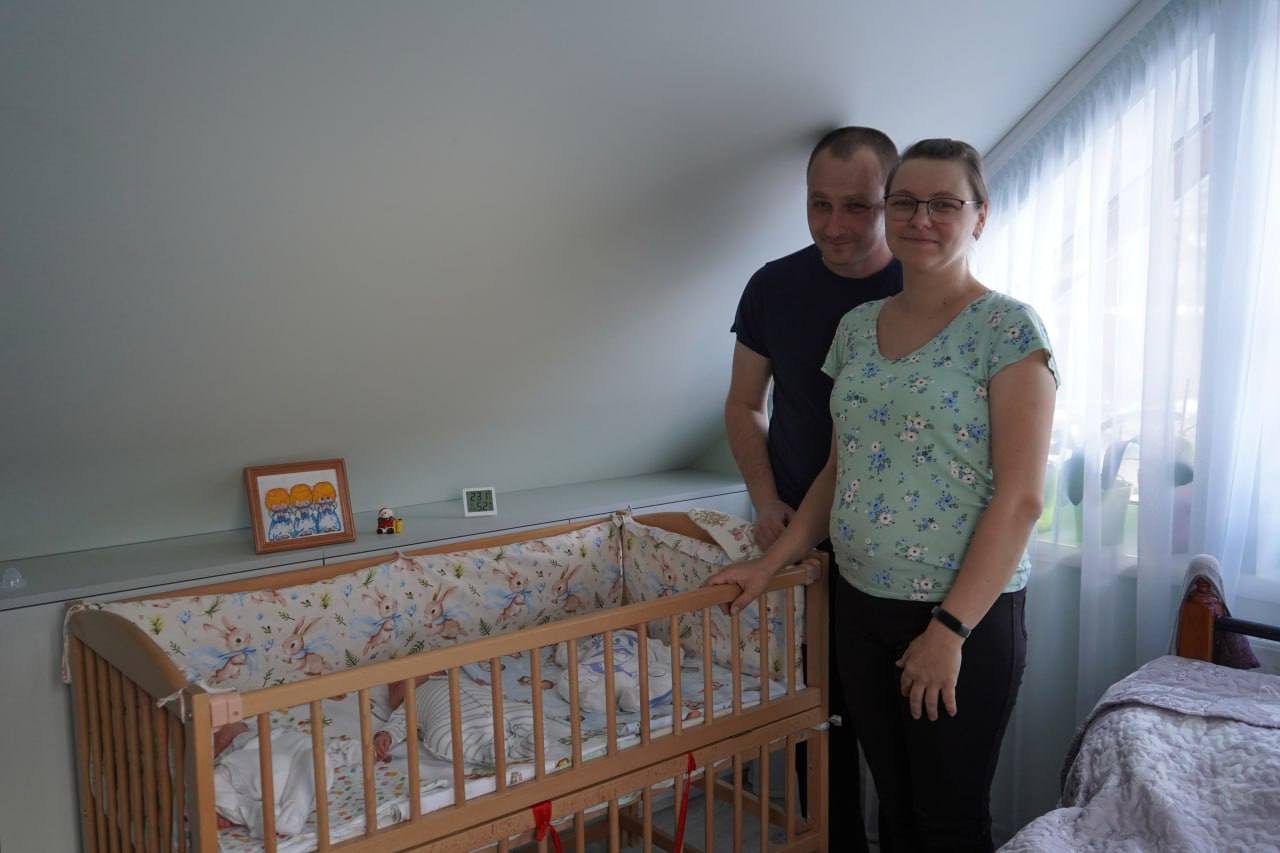 фото: подружжя з дітьми