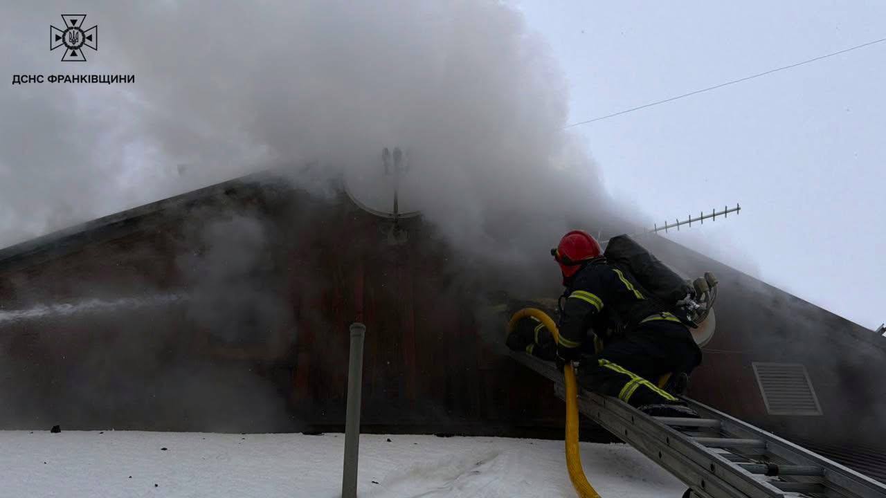 фото: з місця пожежі