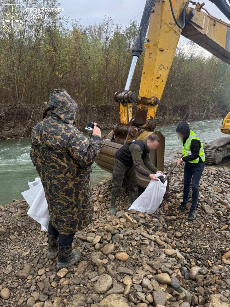 незаконний видобуток корисних копалин у руслі гірської річки Черемош.