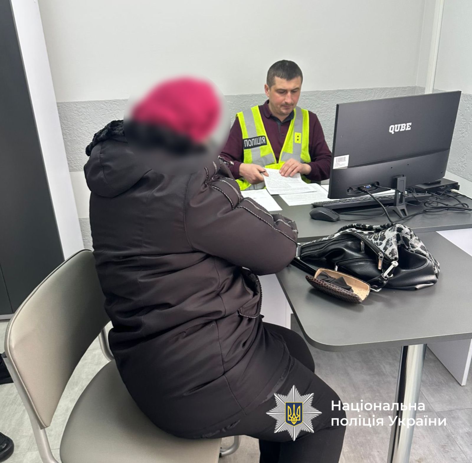 на фото: учасниця схеми привласнення коштів