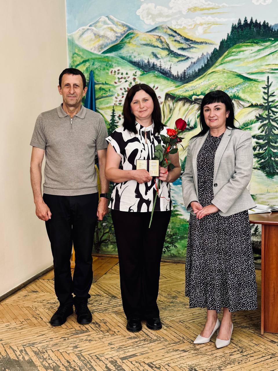 Фото з місця вручення