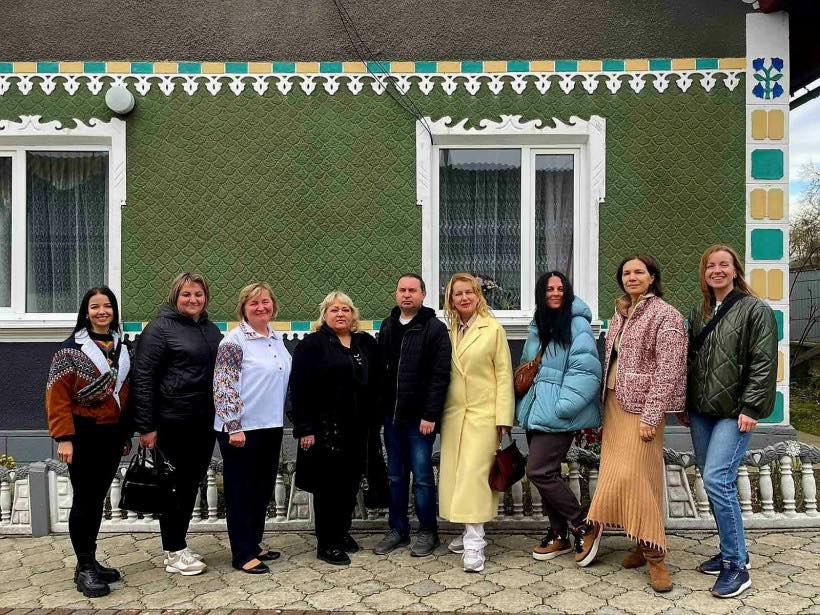 Учасниці  мандрівки в межах культурно-туристичного проєкту «Сильвети Покуття»,