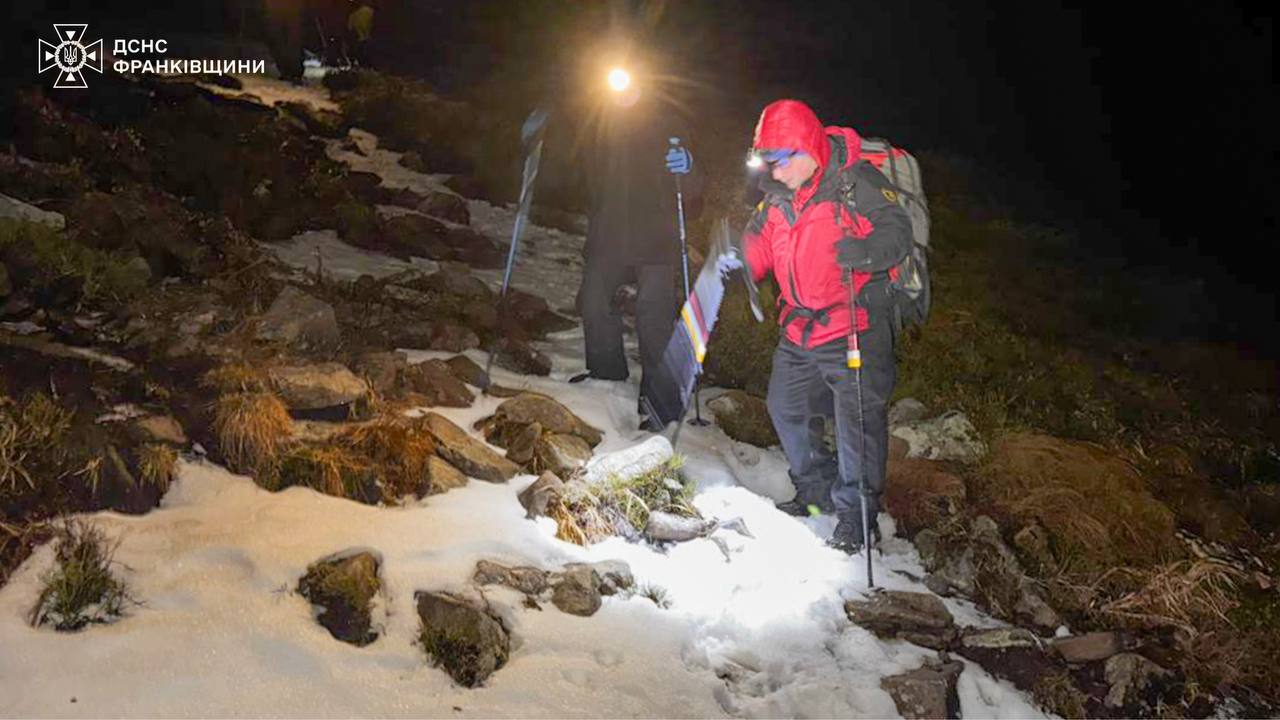 Рятувальники забезпечують безпечний спуск тристам