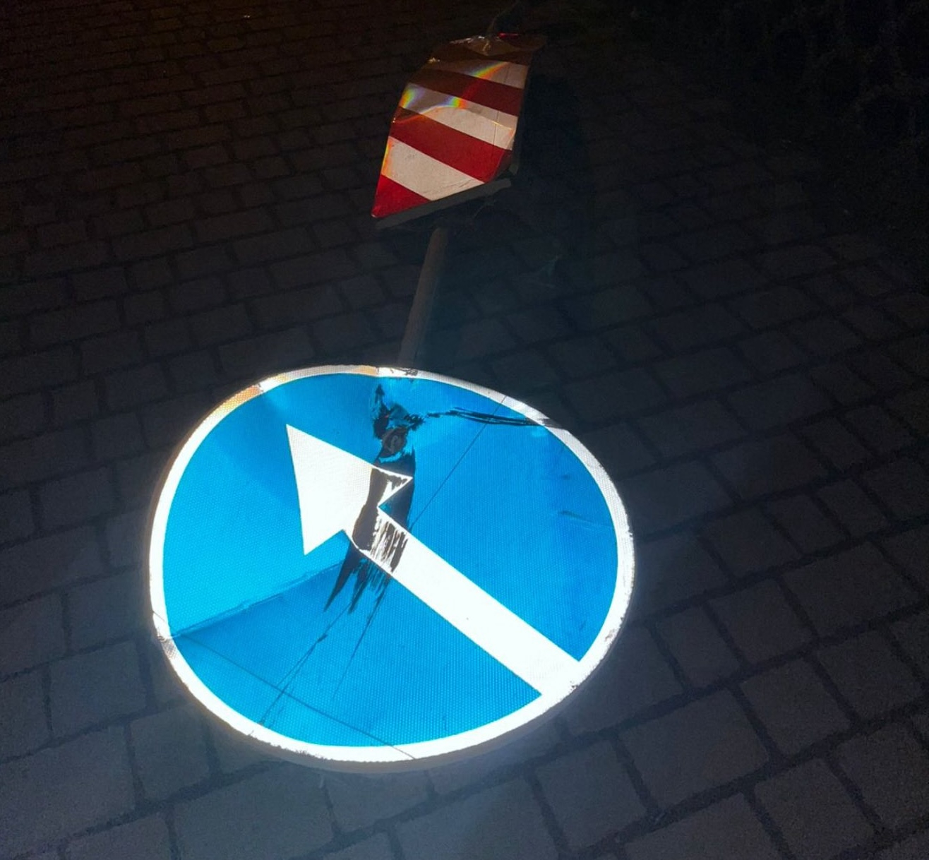 В Івано-Франківську водій BMW врізався в дорожній знак